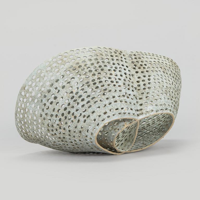 Kristina Riska, veistos, "Basket sculpture" keramiikkaa, signeerattu KR.