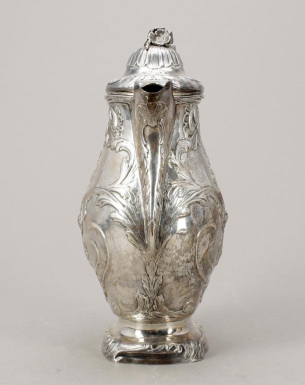 KAFFEKANNA, silver, nyrokoko, Gustav Möllenborg, Stockholm, 1823-1850. Vikt 1158 gram.