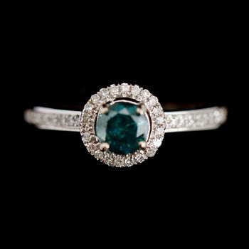 RING, 14 k vitguld, briljantslipade diamanter tot ca 0.80 ct. Total vikt ca 3 g.