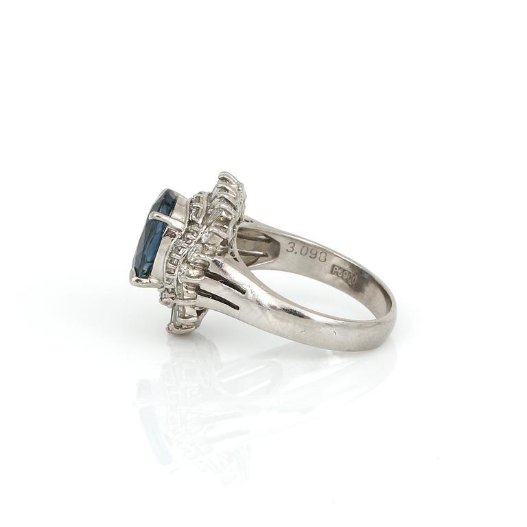 RING, platina med ovalslipad safir, ca 2,71 ct och diamanter, tot ca 1,04 ct. Total vikt ca  9,72 g.