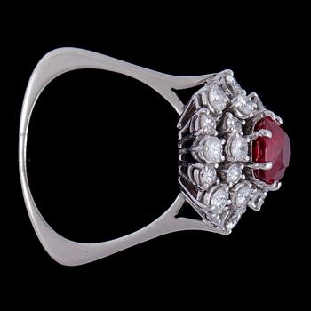 RING, rund fasettslipad Burma rubin, 2.08 ct, med briljantslipade diamanter, tot. ca 1.50 ct.