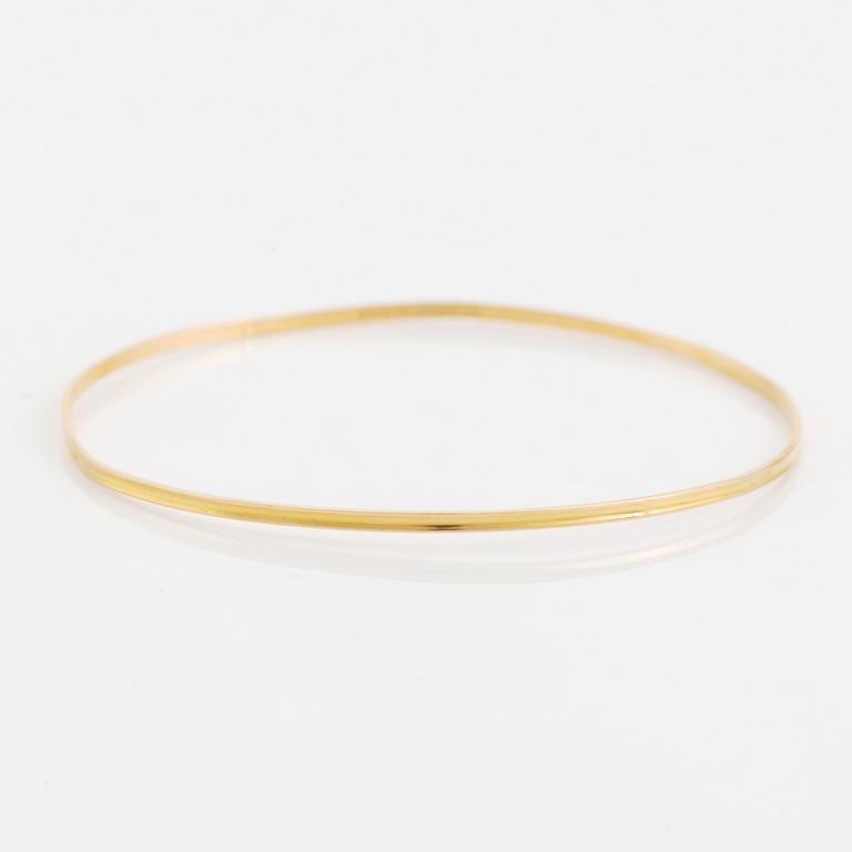 18K gold bangle.