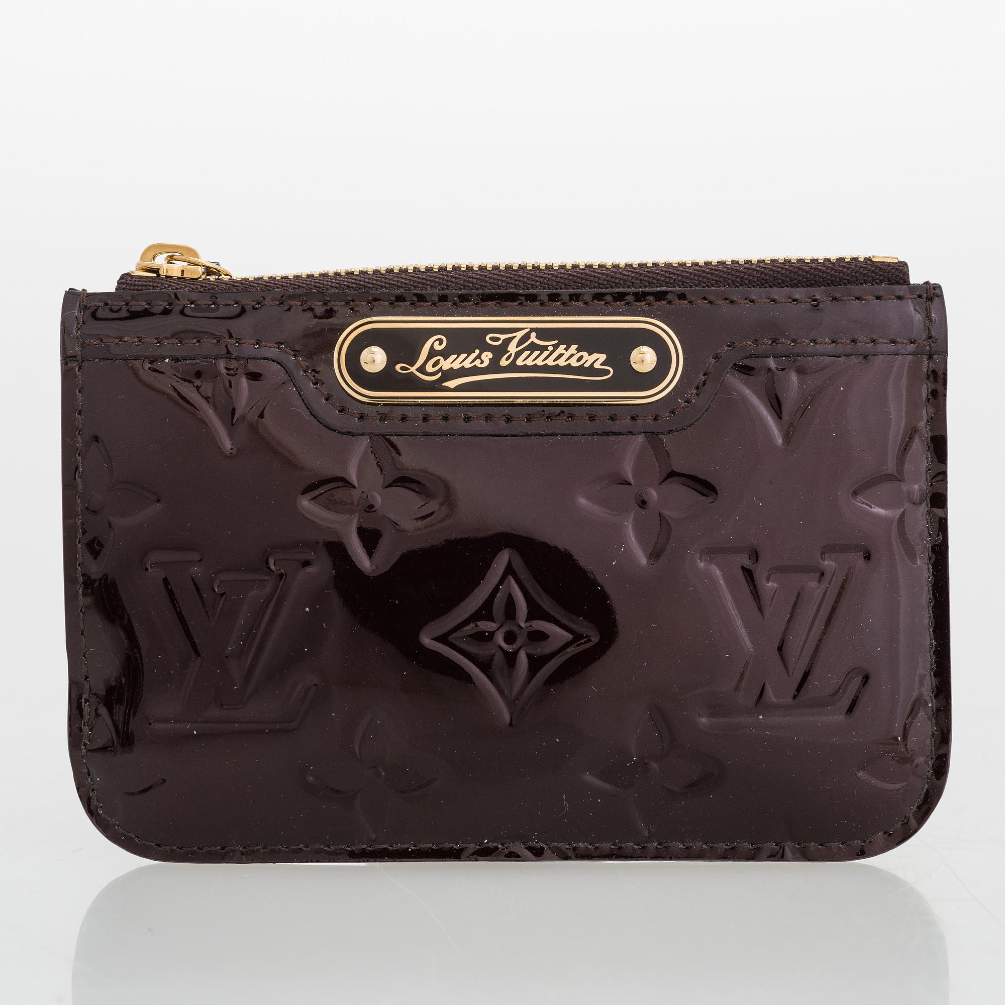 LOUIS VUITTON, nyckelringar 3 st samt plånbok.