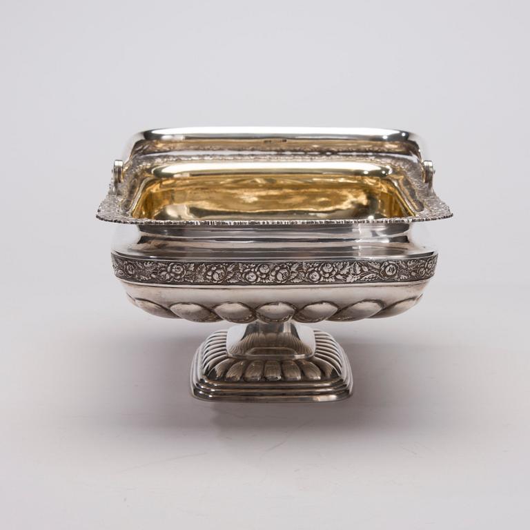 BRÖDKORG, silver, finska kontrollstämplar 1948. Vikt 854 g.