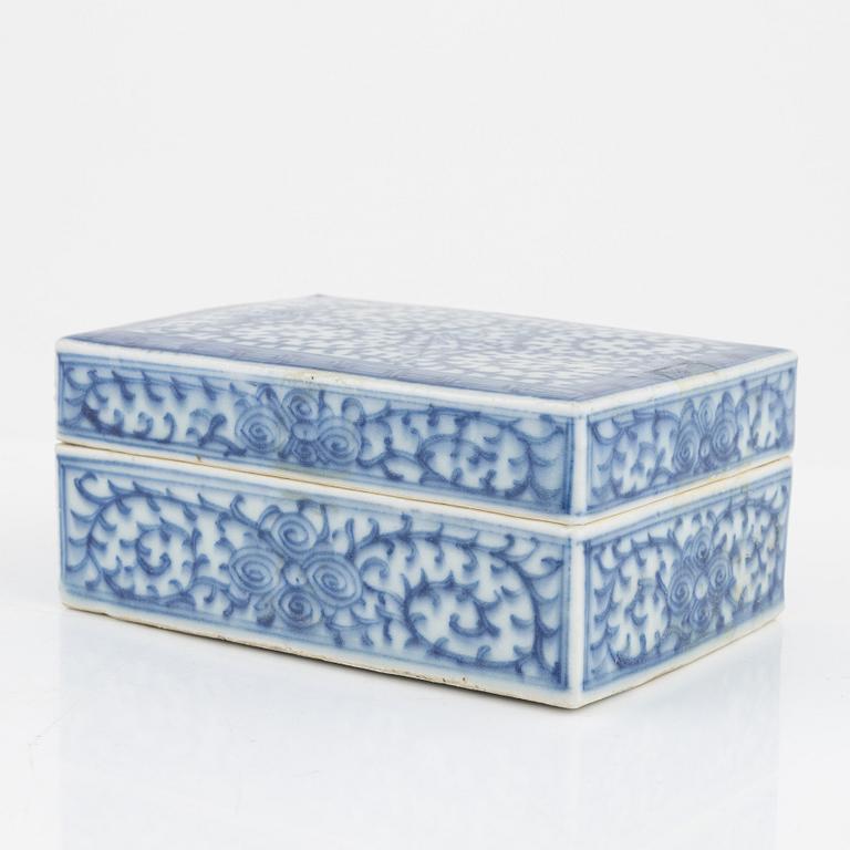 A blue and white porcelain box with cover, Qing dynasty, circa 1900. With an inscription.