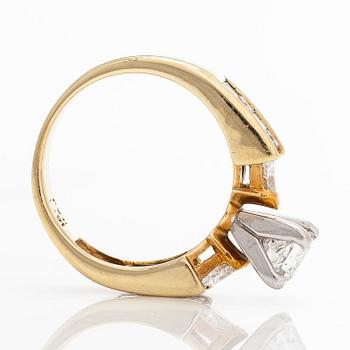 Sormus, 18K kultaa jossa princess- sekä kolmionmuotoon hiottuja timantteja.