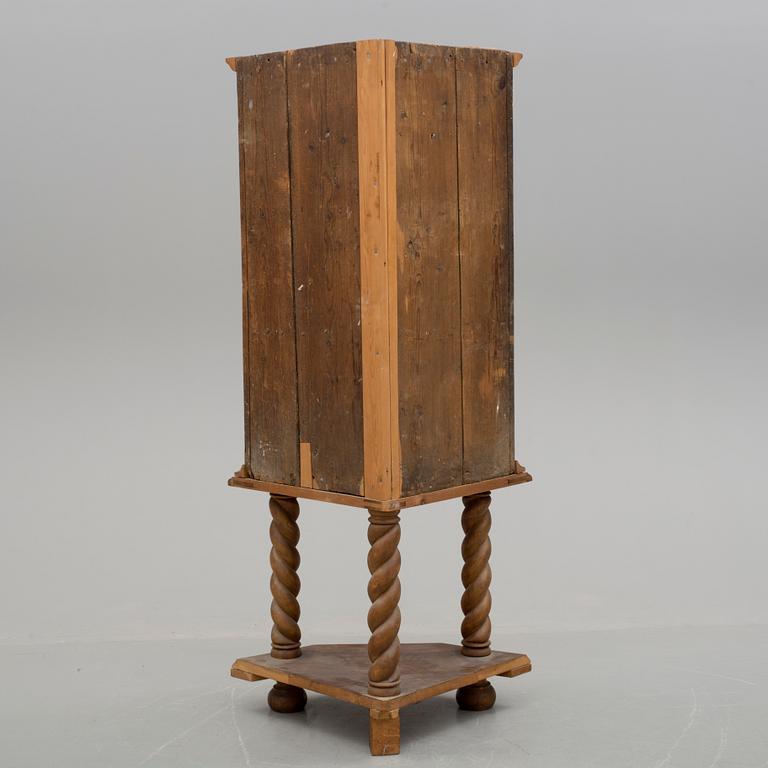 HÖRNSKÅP, sent 1700-tal.