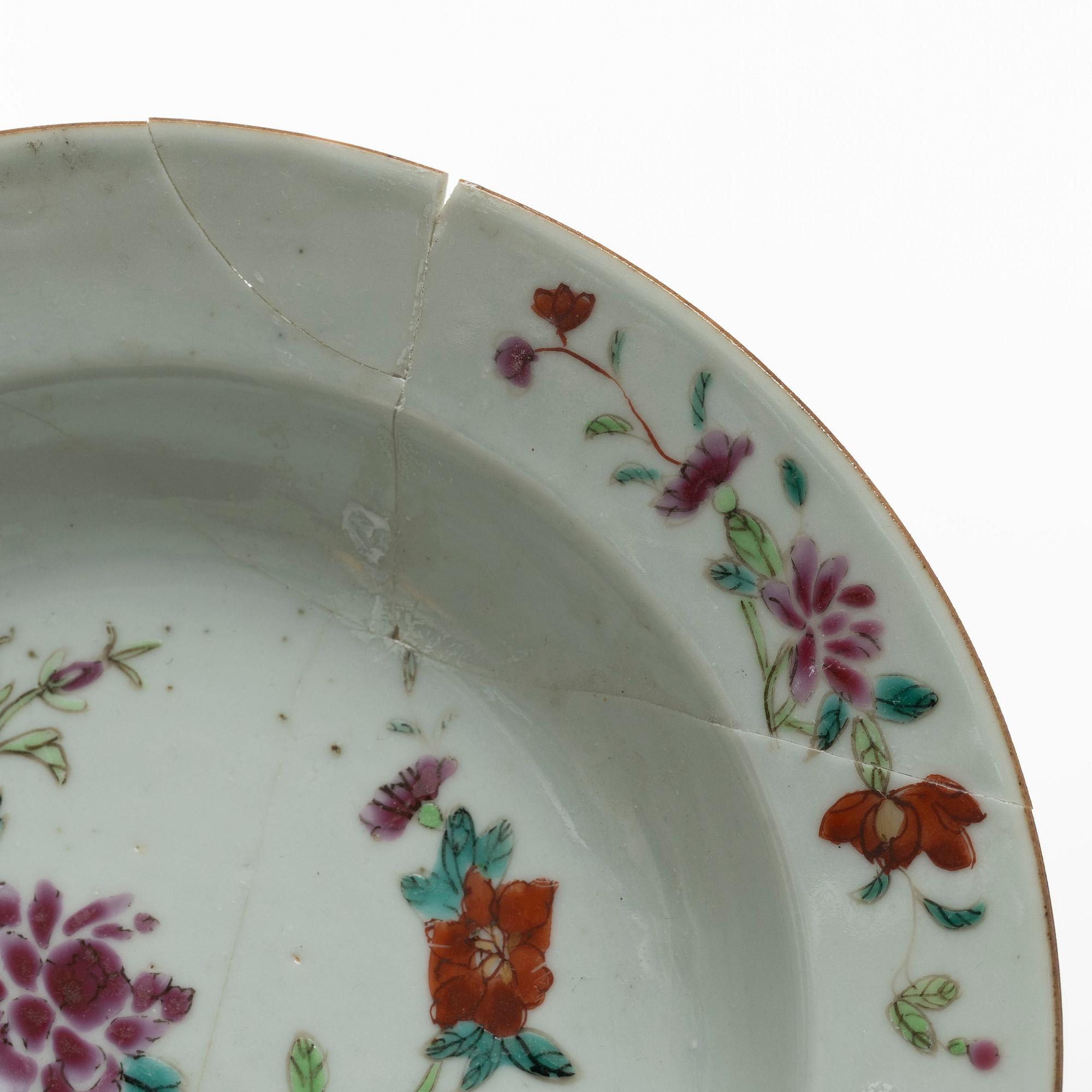 Bålskål, spilkum och bärtallrikar, ett par, porslin. Kina, Qingdynastin, 1700-tal.