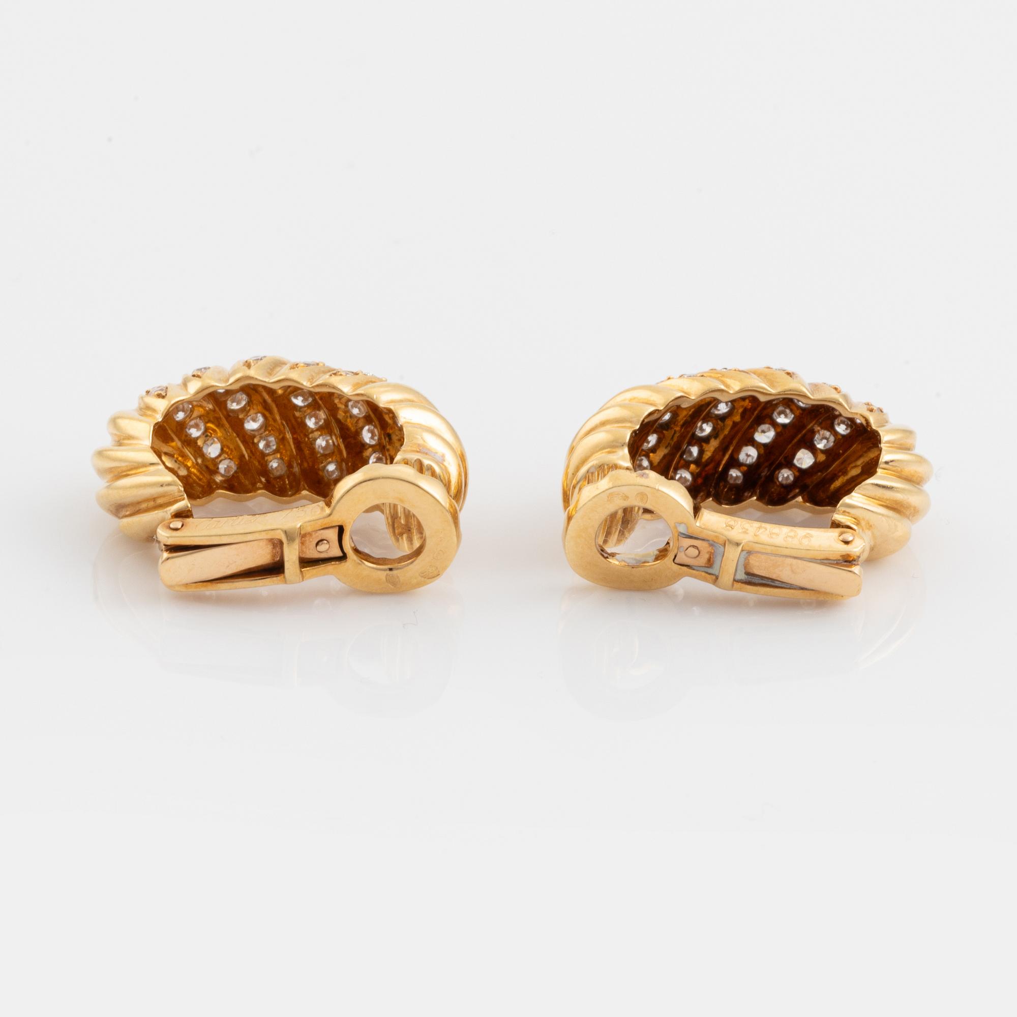 A pair of Cartier earrings in 18K gold set with round brilliant-cut diamonds.
