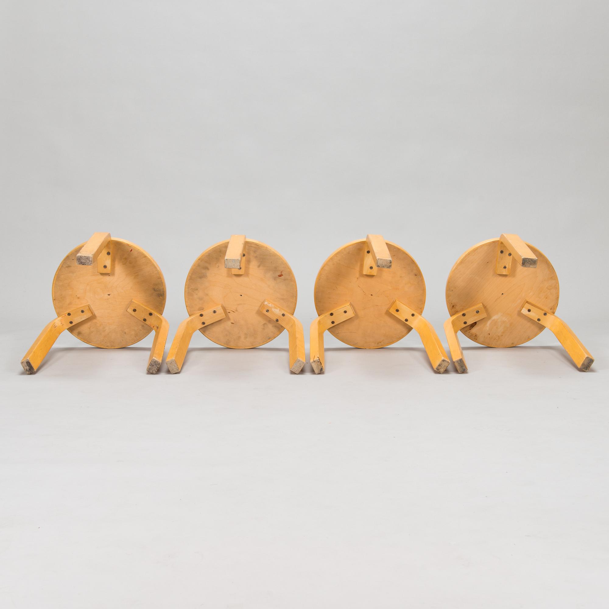 Alvar Aalto, klaffbord "DL82" och pallar, 4 st "60", för O.Y. Huonekalu-ja Rakennustyötehdas A.B 1900-talets mitt.