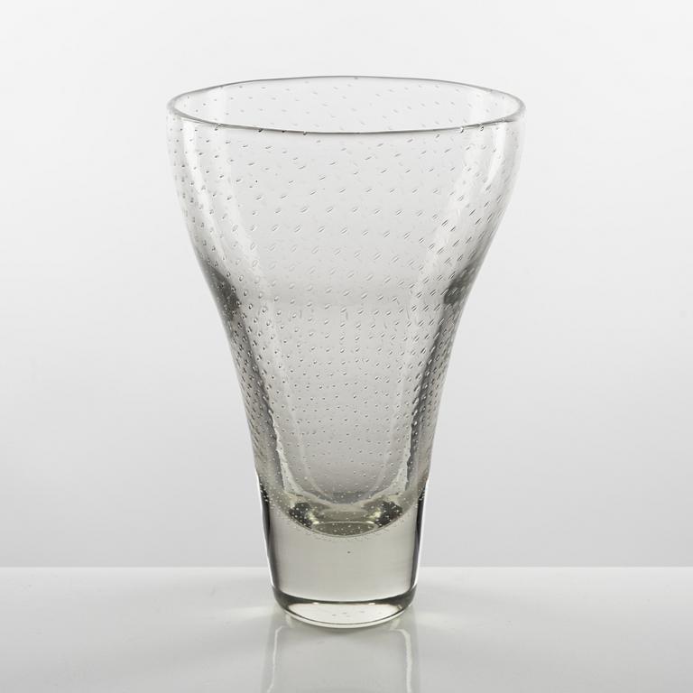 Gunnel Nyman, a glass vase, Nuutajärvi Norsjö, Finland, 1948.