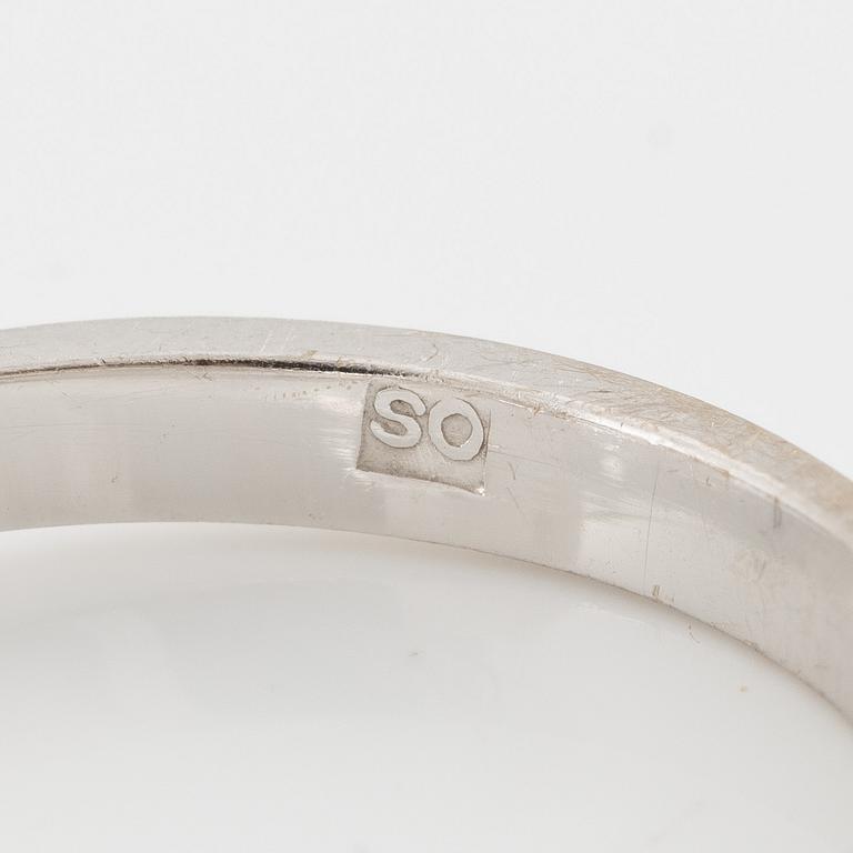 Ring 18K vitguld med vita stenar.