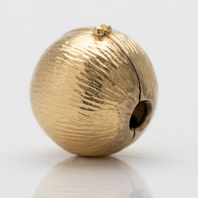 Ole Lynggaard, 18K gold clasp.