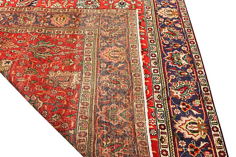 Carpet, Tabriz, approx 254 x 198 cm.