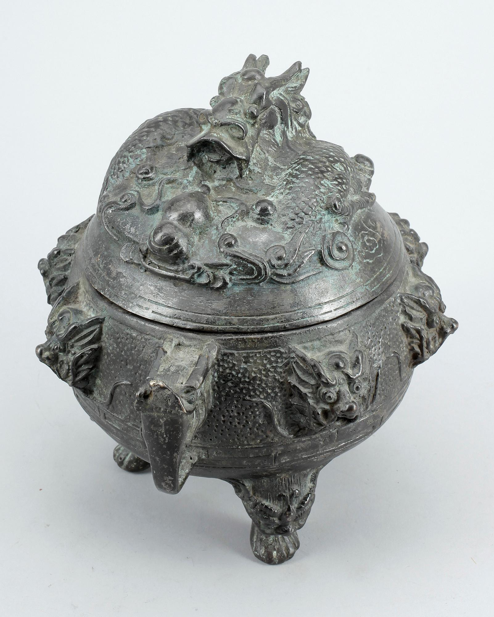 RÖKELSEKAR, brons, sen Qing (1800/1900-tal).