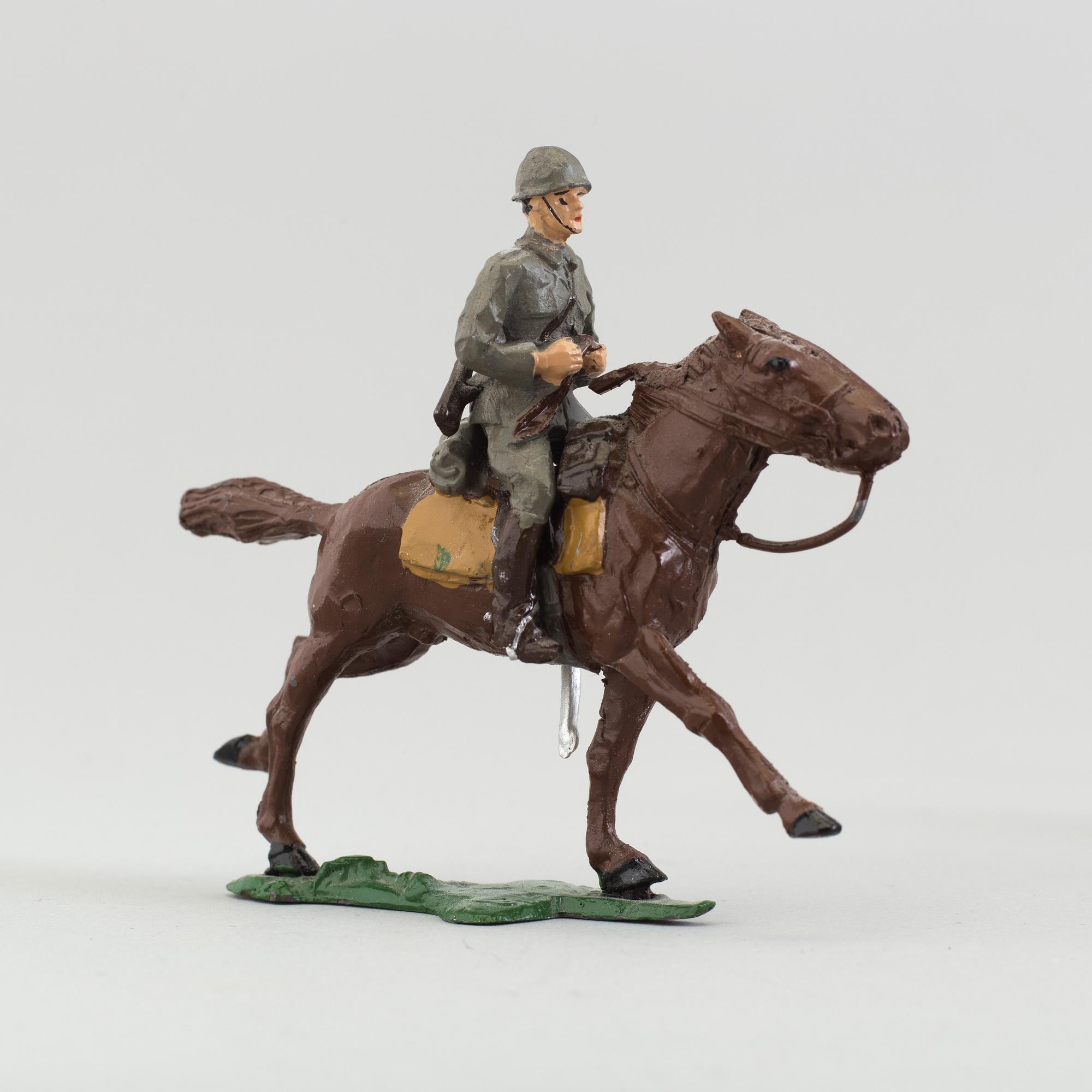 15 tin soldiers from 20th century.