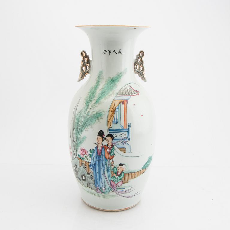 A Chinese 20th century porcelain vase.