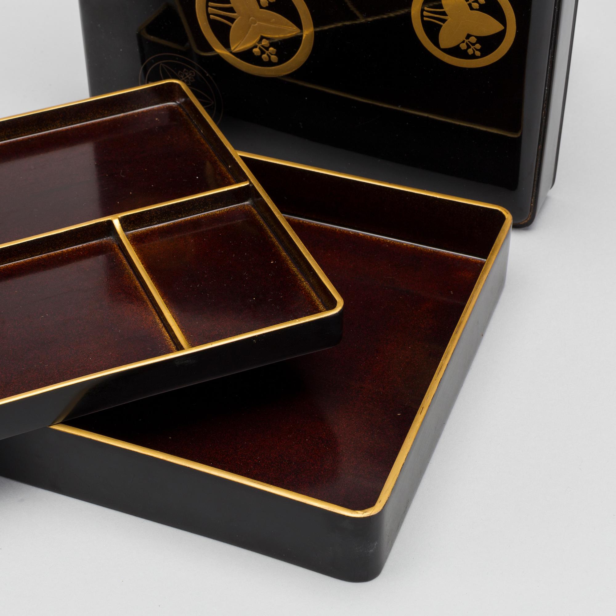 A JAPANESE LACQUERED WRITING BOX, Meiji (1868-1912). - Bukowskis