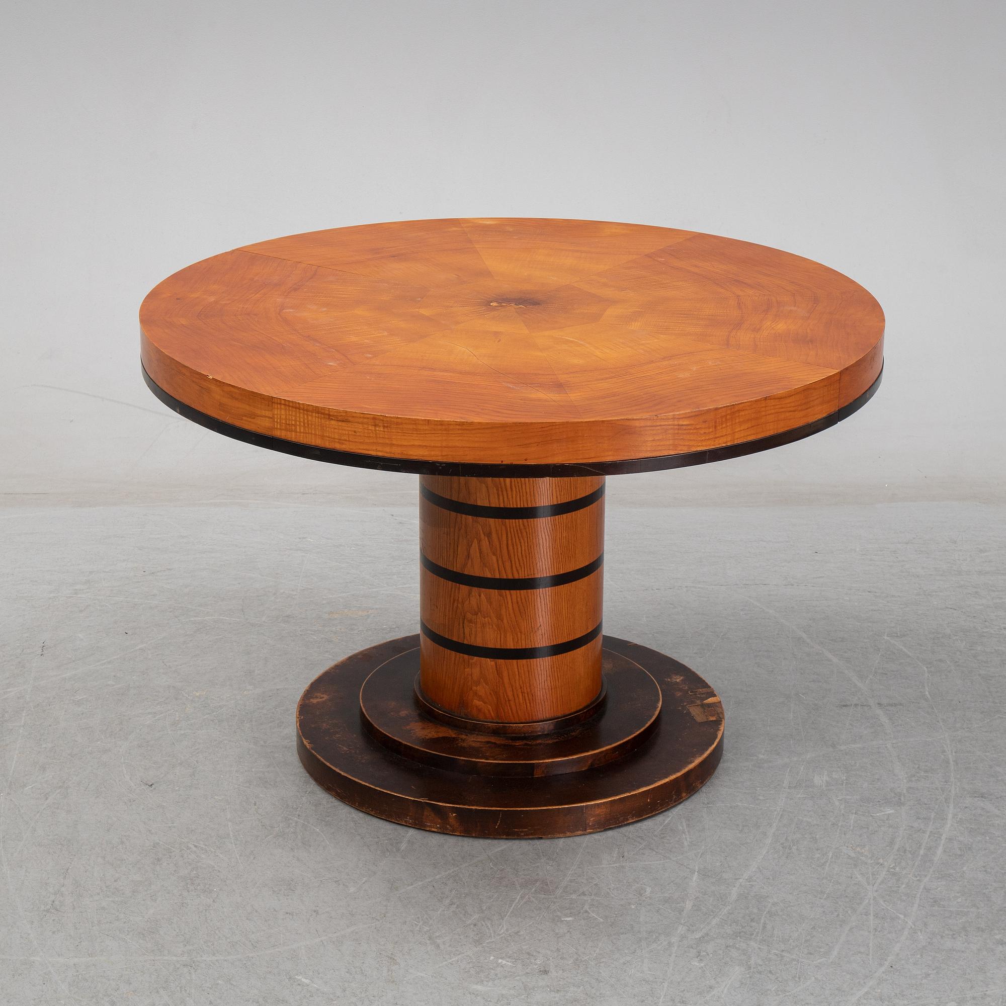 An elm veneered dining table, 1930's/40's.