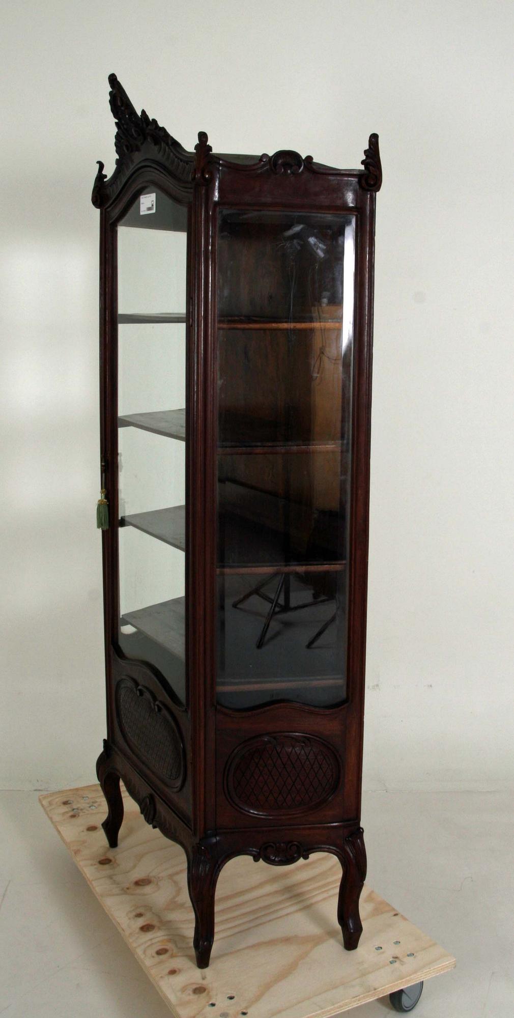 VITRINSKÅP, Louis XV-stil.