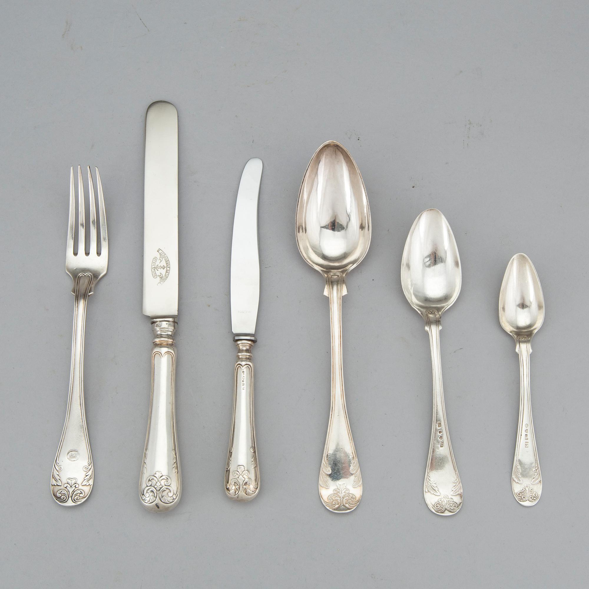 BESTICK I SILVER, 32 delar, olika svenska mästare, 1800/1900-tal. Total vikt ca 2035 gram inklusive knivblad.