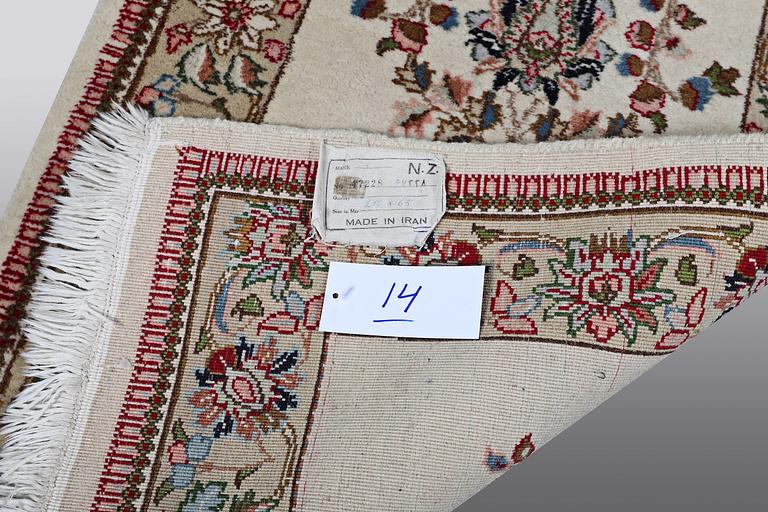 A runner, Tabriz, signerad Tabatabai, ca 210 x 65 cm.