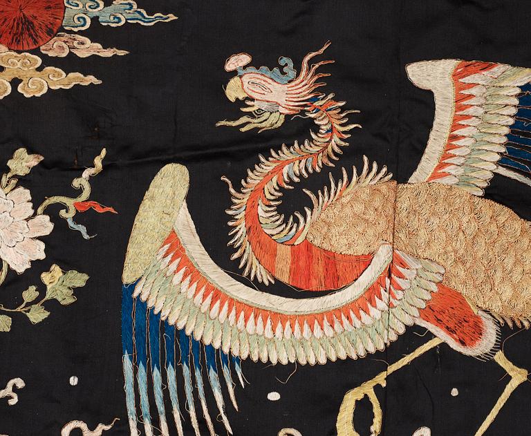 EMBROIDERIES, 1 pair, silk. 86-88 x 98-100 cm each. China around 1900.