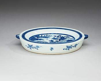 A blue and white hot-water charger. Qing dynasty, Jiaqing (1796-1820).