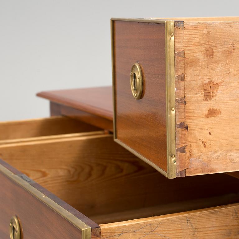 SENGUSTAVIANSKT SIDEBOARD, omkring år 1800.