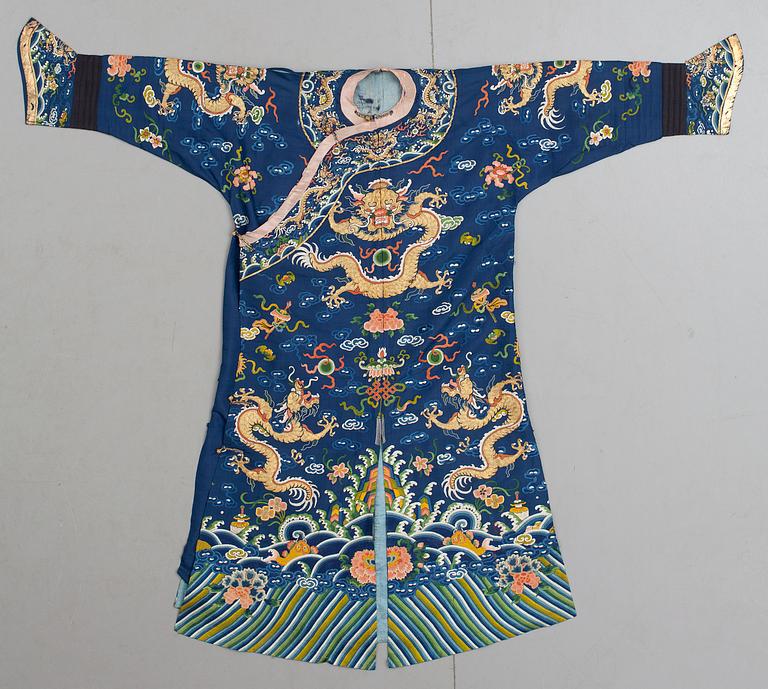 ROBE, silk. China around 1900. Height 126 cm.