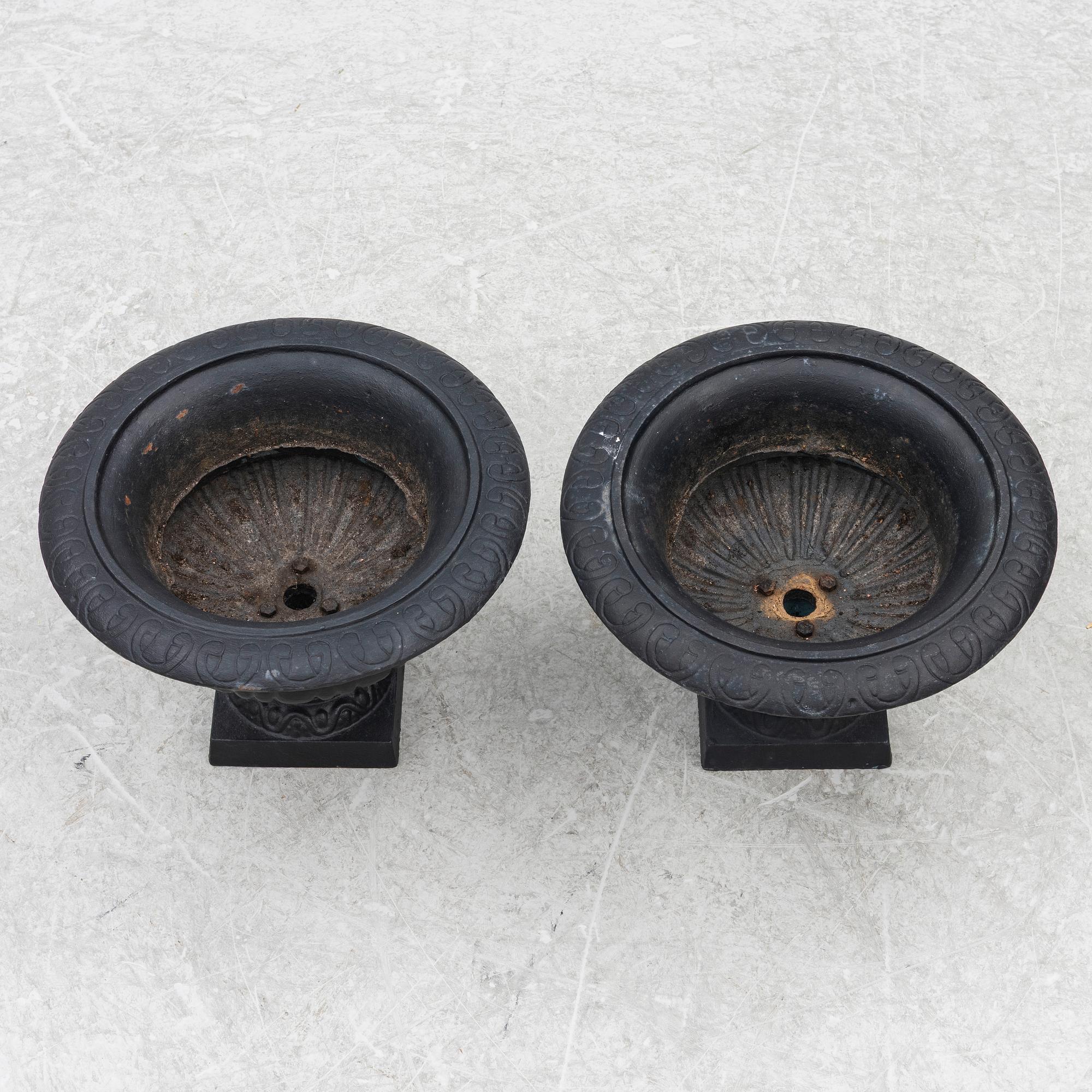 A pair of 20th century garden urns.