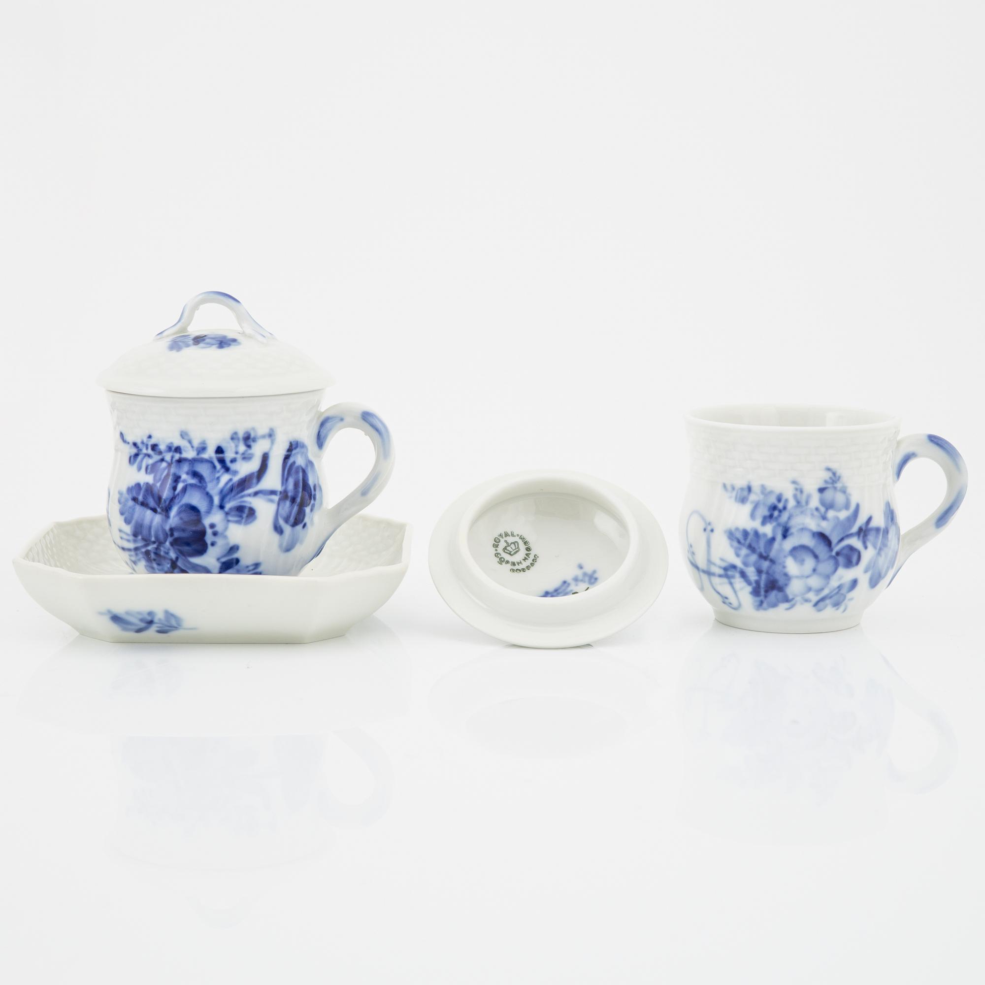 17 cream porcleain cups with saucers, 'Blue flower', Royal Copenhagen, Denmark.