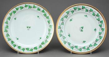 SERVISDELAR, 17 st, porslin, empire resp empirestil, 1800-talets första hälft/mitt resp 1900-talets första hälft.