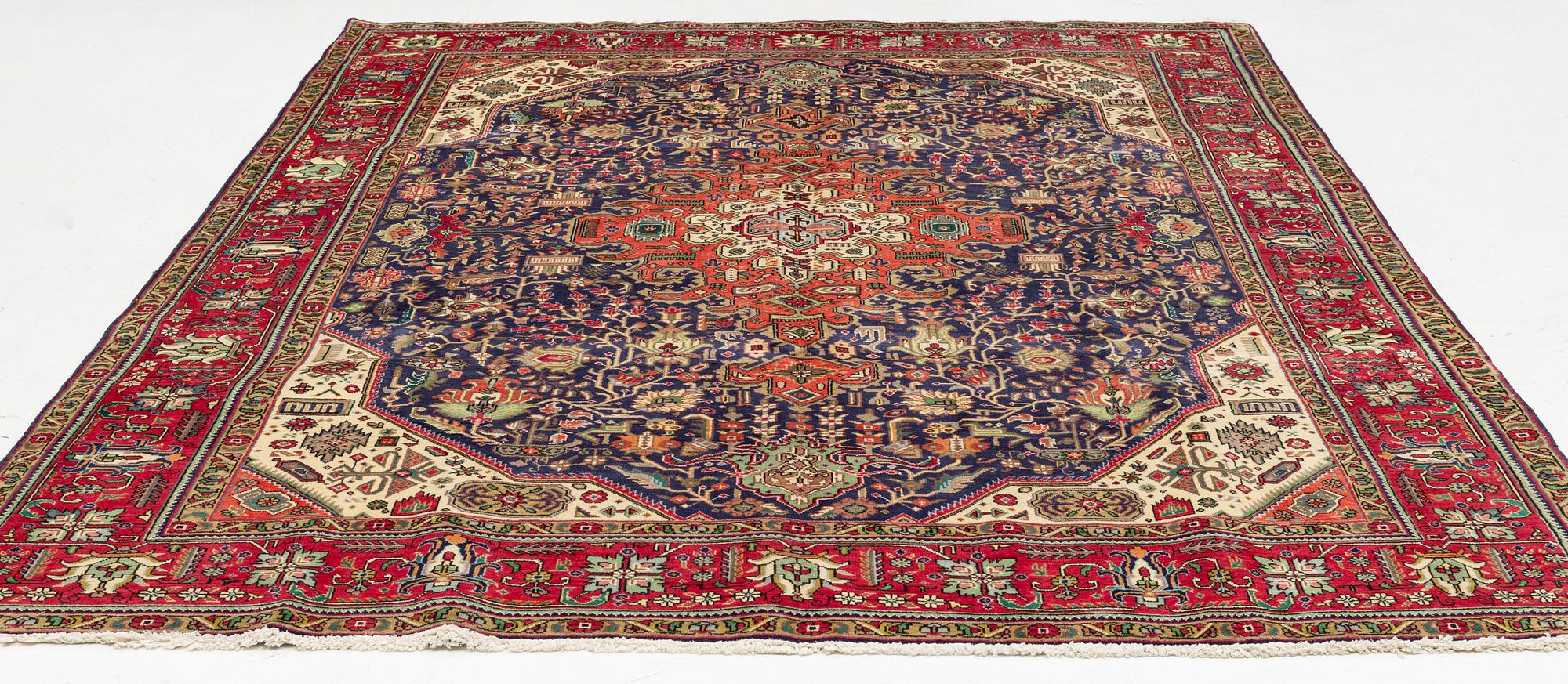 Matta, Täbriz, ca 345 x 245 cm.