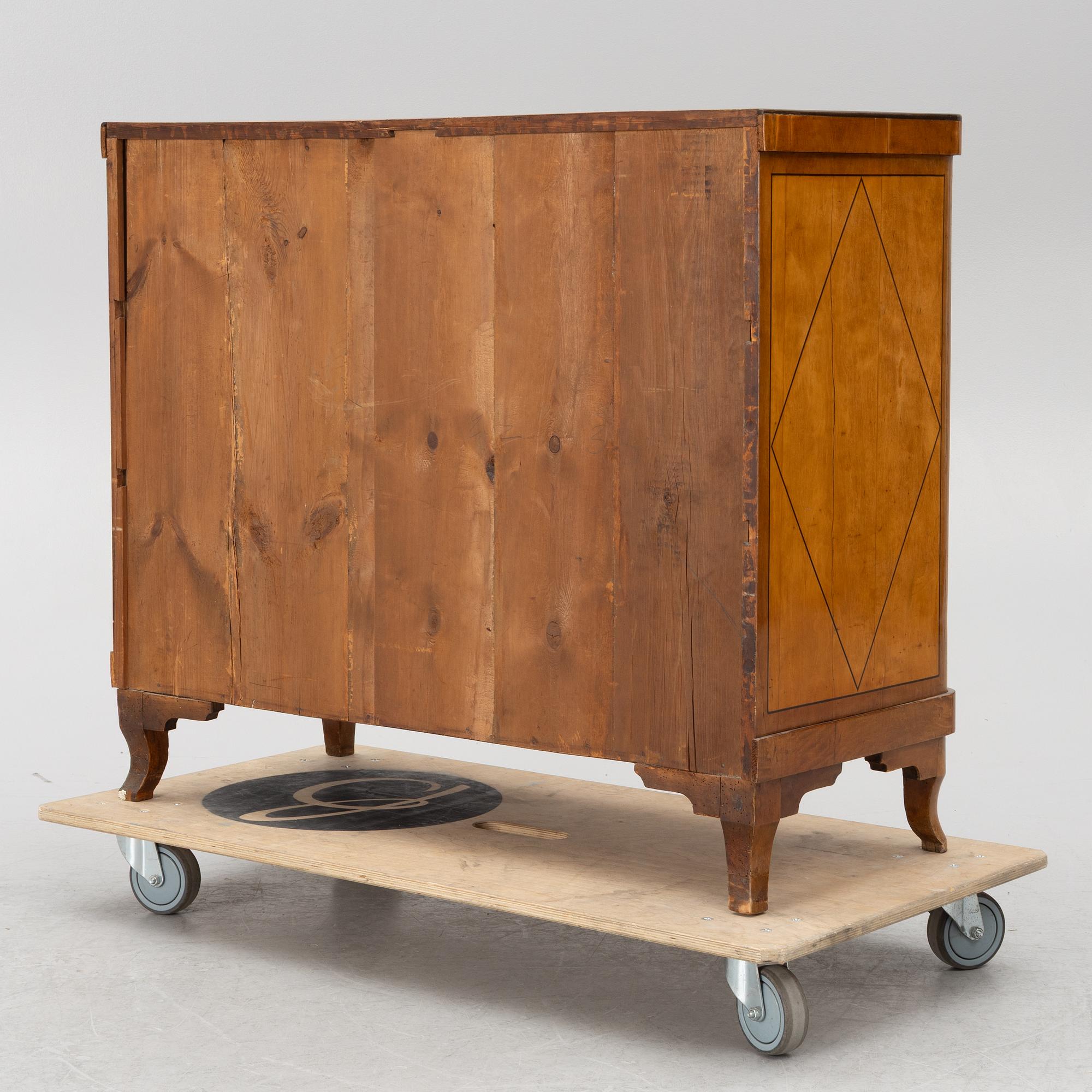 A chest of drawers, 19th century.