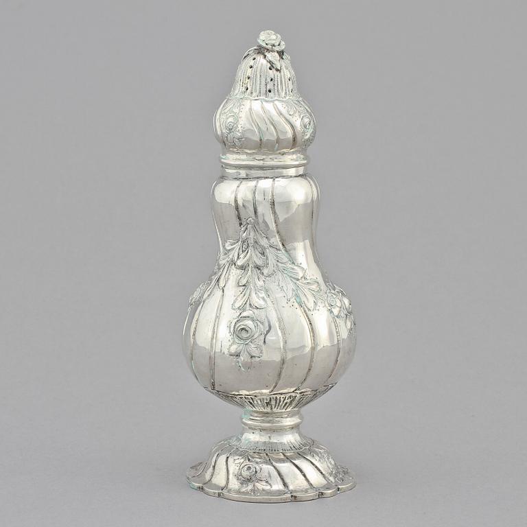 SOCKERRUSKA och SALTSTRÖARE, silver, rokokostil, bl a CG Hallberg, Malmö. Tot v 310 g.