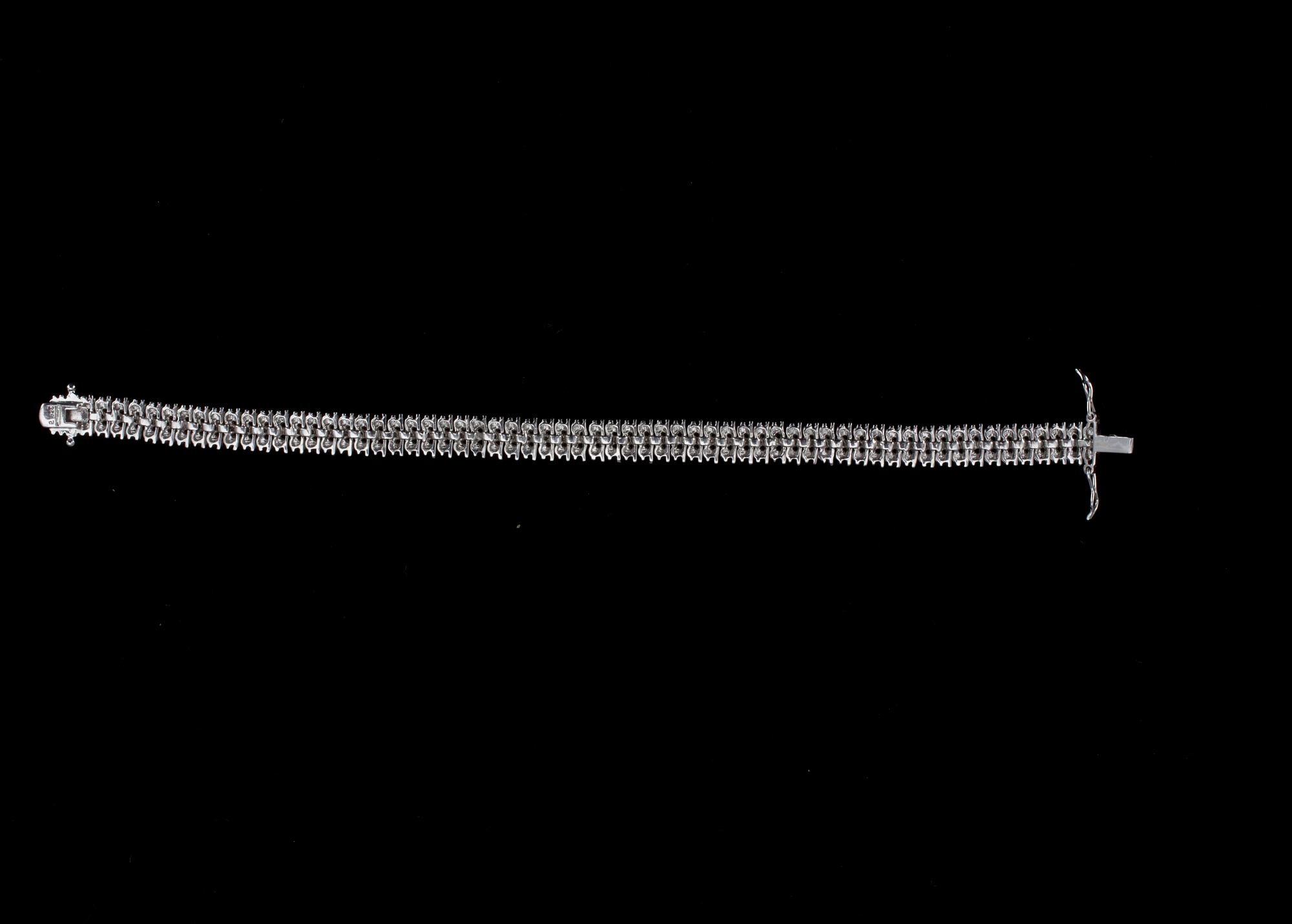 ARMBAND, silver med små diamanter. 1900-talets slut.