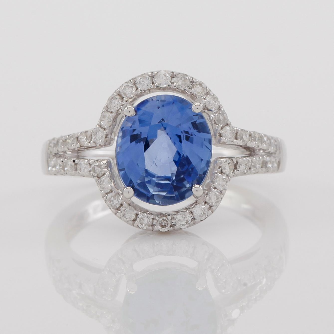 RING, 18K vitguld, safir ca 2.74 ct. och diamanter tot ca 0.39 ct.