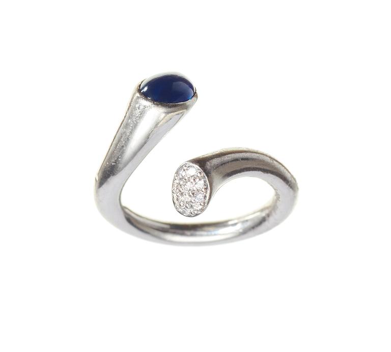 A Georg Jensen 18k white gold ring with a sapphire and 0.10 ct diamonds, Copenhagen late 20th C.