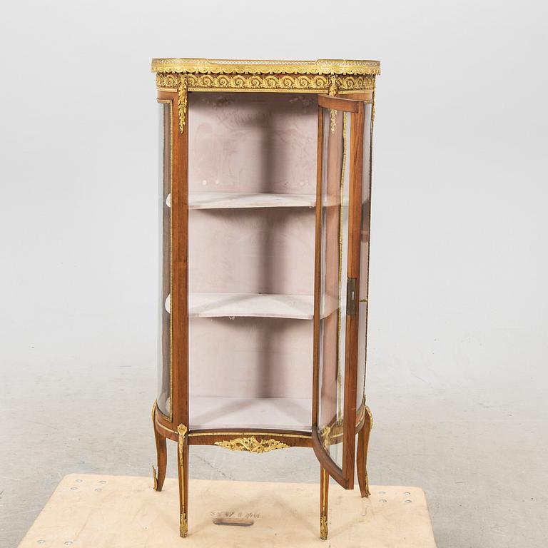 Vitrinskåp Louis XV-stil 1900-talets första hälft.