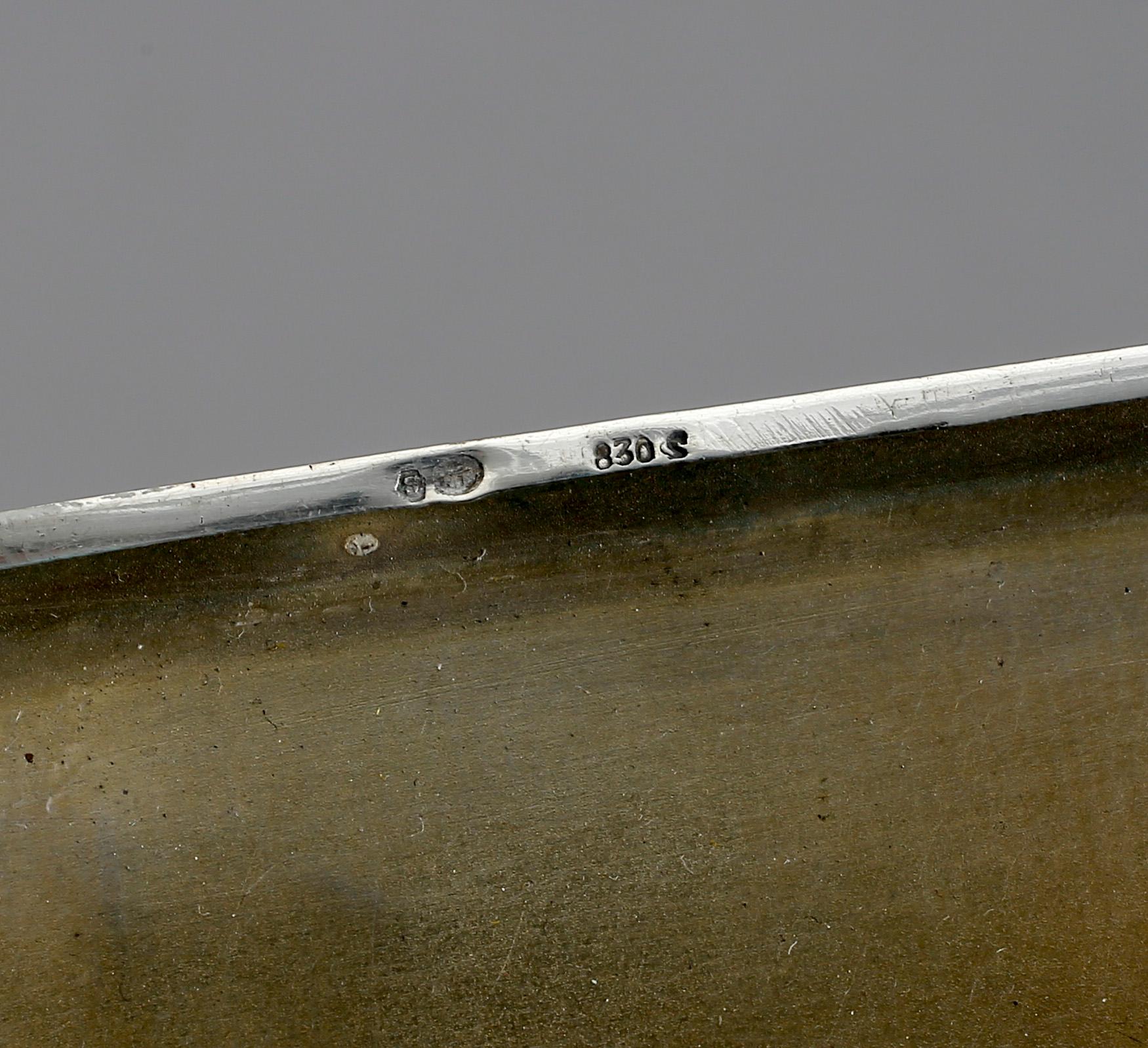 CIGARETTETUI och CIGARETTTÄNDARE, silver, 1900-talets första hälft.