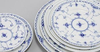 SERVISDELAR, 79 st, porslin, "Musselmalet", Royal Copenhagen, 1900-talets andra hälft.