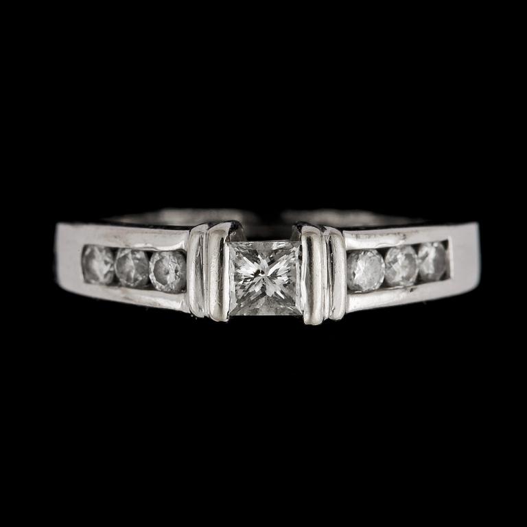 RING, 14k vitguld med prinsessslipad mittdiamant, ca 0,25ct samt 6st briljantslipade diamanter, tot ca 0,12ct. Vikt 3,4g.