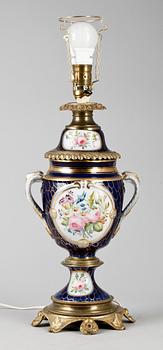 BORDSLAMPA, mässing och porslin, 1800-talets slut.