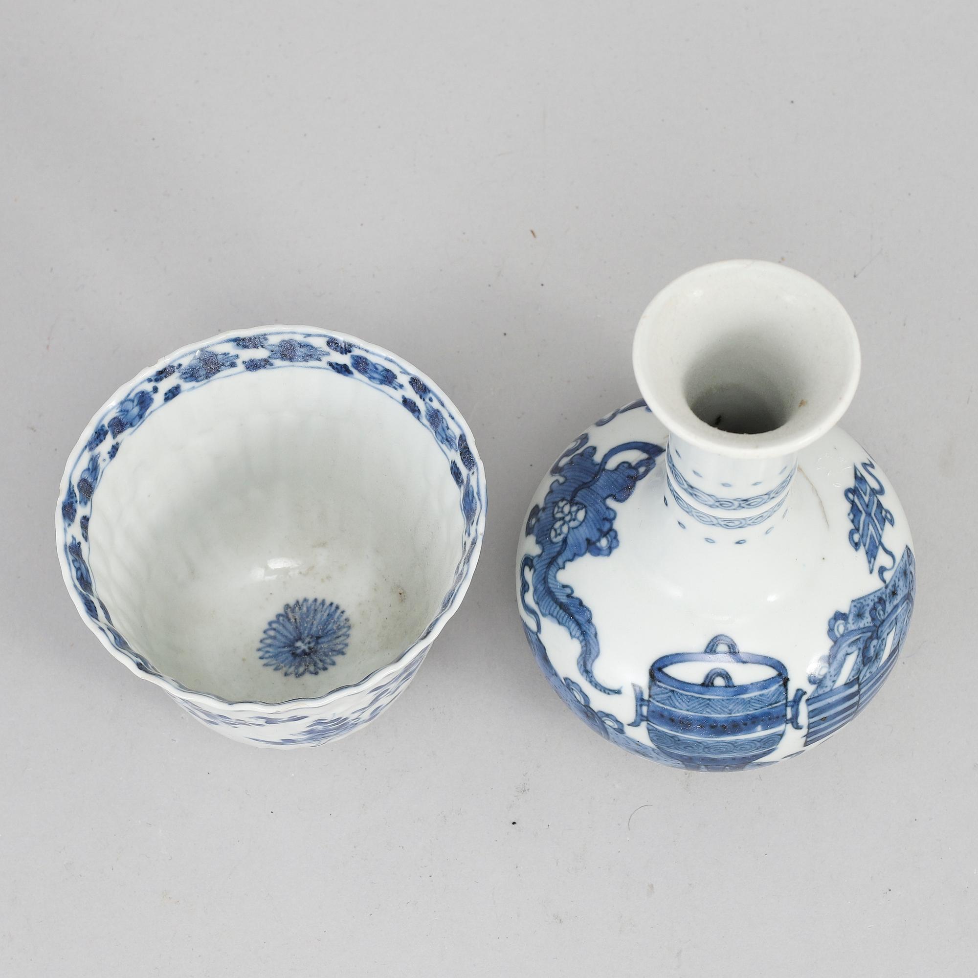 A blue and white vase and cup, Qing dynasty, Kangxi (1662-1722).