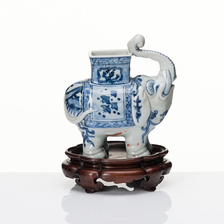 A Chinese blue and white figure of an elephant/censer, Qing dynasty.