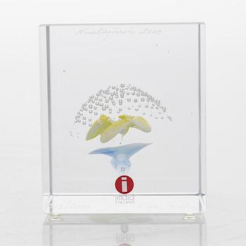 Oiva Toikka, an annual glass cube 2000, signed Oiva Toikka Nuutajärvi 2000, 963/2000.