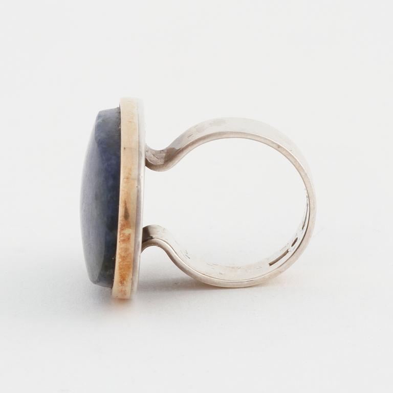 A sodalite ring by Anders Högberg, Göteborg, 1989.