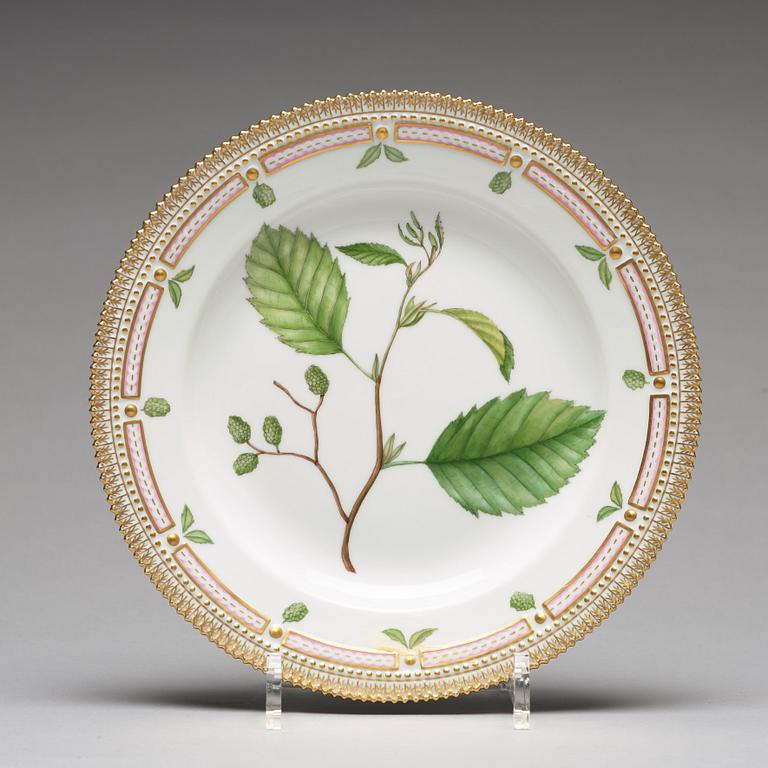 A set of 12 large Royal Copenhagen 'Flora Dancia' dinner plates, Denmark, 20th Century.