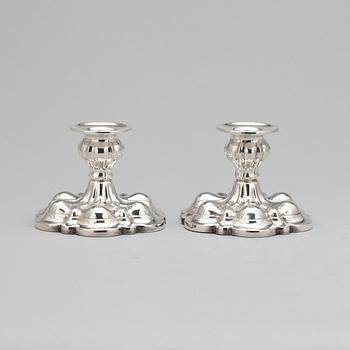 LJUSSTAKAR, ett par, silver, med svenska importstämplar, 1900-tal.